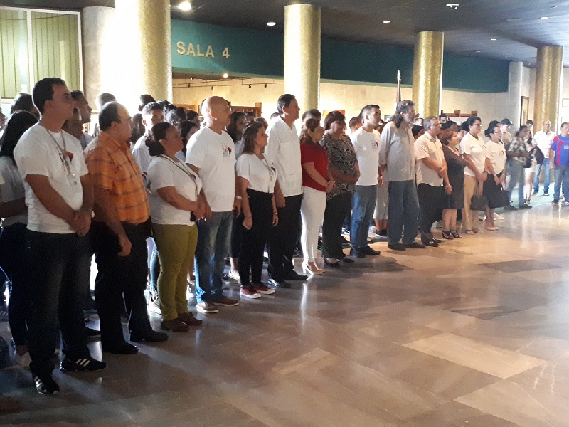 Estudiantes cubanos llevar�n un mensaje de luz a Venezuela