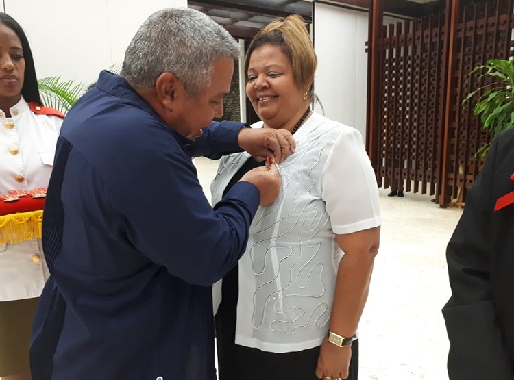 Preside Machado Ventura condecoraci�n a federadas destacadas