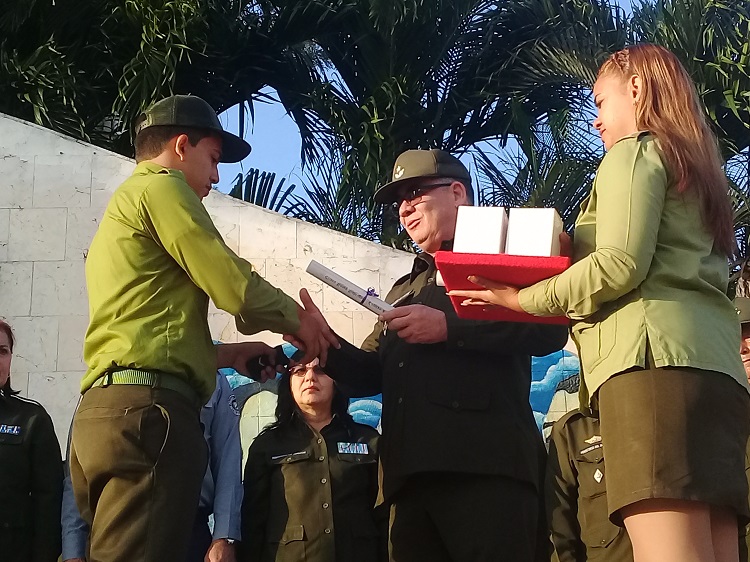 Grad�a el MININT 105 cadetes de Investigaci�n y Criminal�stica