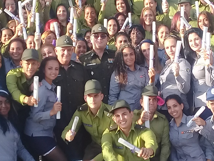 Grad�a el MININT 105 cadetes de Investigaci�n y Criminal�stica