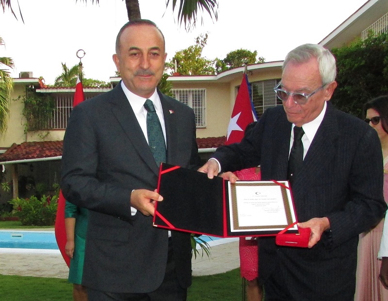Condecorado Eusebio Leal con la Medalla al Servicio Distinguido