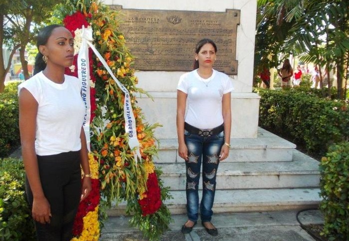 Flores para Perucho Figueredo en Santiago de Cuba
