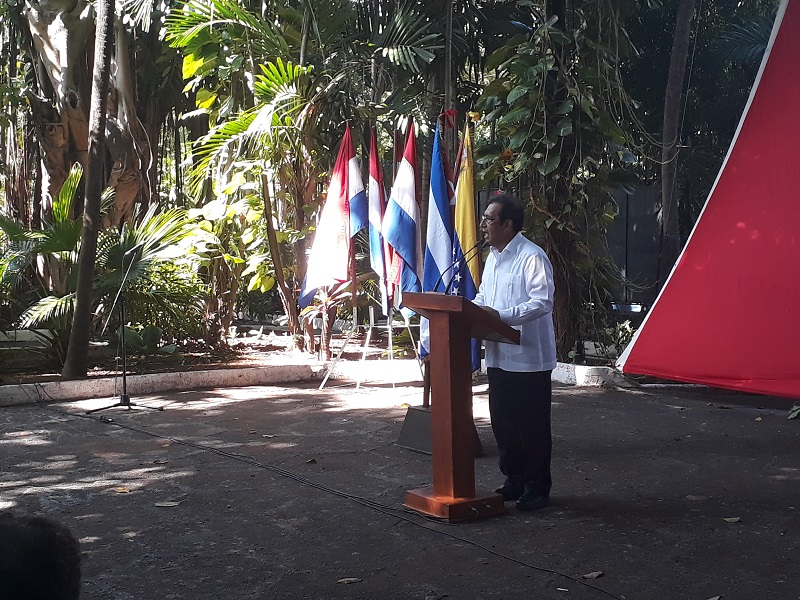 Recibe embajador de Venezuela en Cuba firmas de solidaridad con la naci�n sudamericana