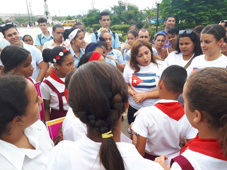  Los jóvenes cubanos ratifican apoyo al Gobierno