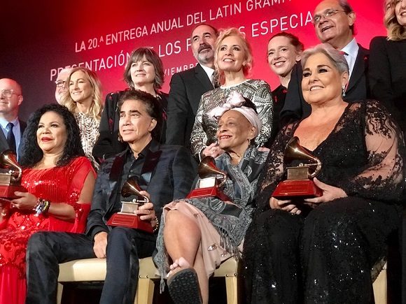 Obtiene Omara Portuondo Premio a la Excelencia Musical de los Latin Granmy Obtiene Omara Portuondo Premio a la Excelencia Musical de los Latin Granmy