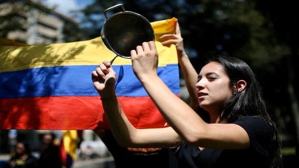 Gran cacerolazo en Colombia en rechazo a masacres contra la población