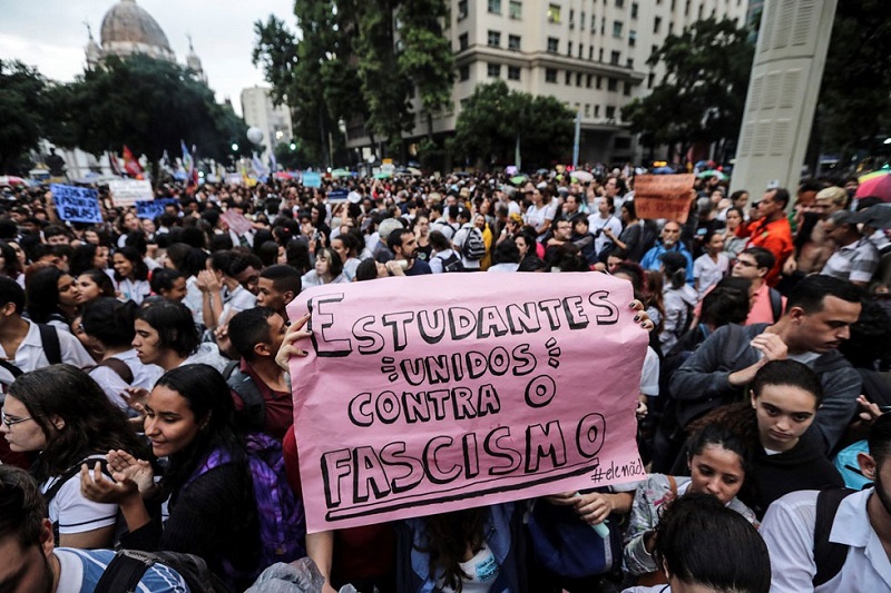 Protestan estudiantes y maestros en defensa de la educación en Brasil