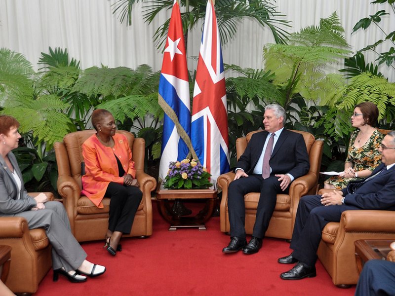 Presidente de Cuba recibe a la baronesa británica Valerie Amos
