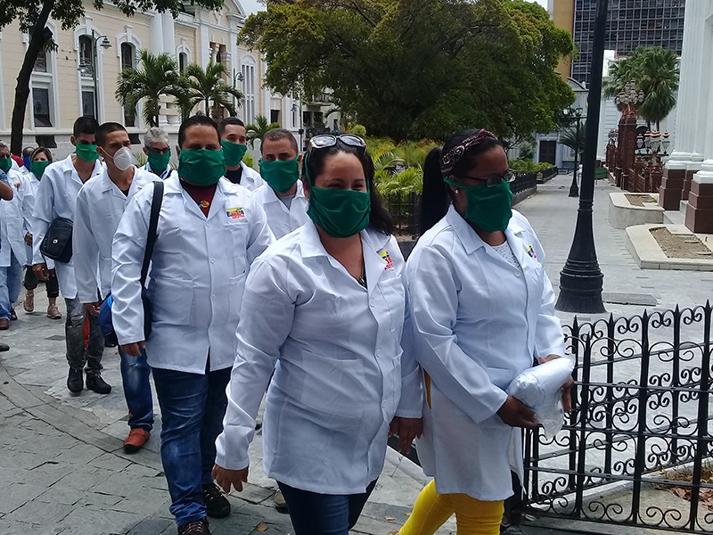  Elogian heroicidad de médicos cubanos