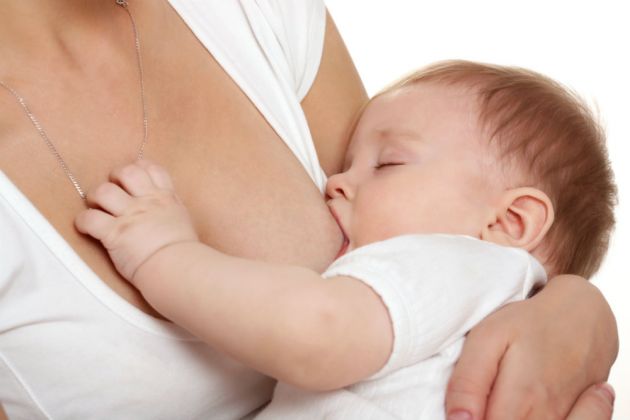 Madres amamantan a bebés en