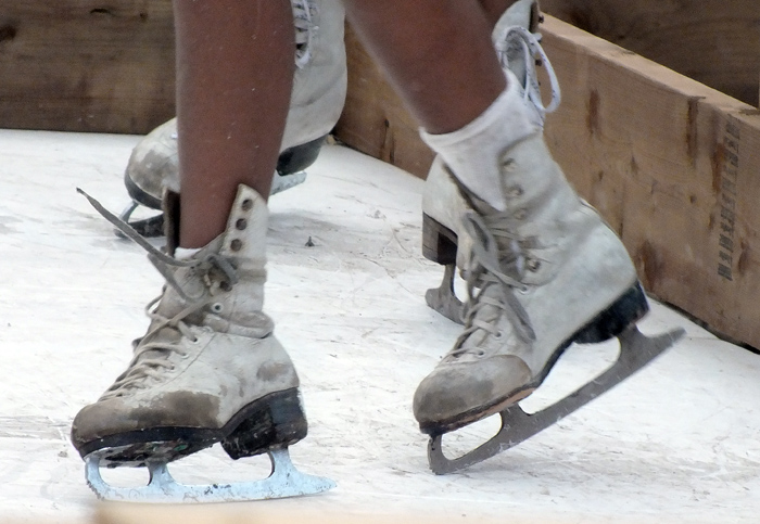 La pieza, confeccionada con láminas de un material con características físicas semejantes a las del hielo, pero al que no le afecta el calor, permitirá al público patinar y disfrutar de partidos de hockey organizados para la ocasión. Foto: Abel Rojas Barallobre La pieza, confeccionada con láminas de un material con características físicas semejantes a las del hielo, pero al que no le afecta el calor, permitirá al público patinar y disfrutar de partidos de hockey organizados para la ocasión. Foto: Abel Rojas Barallobre