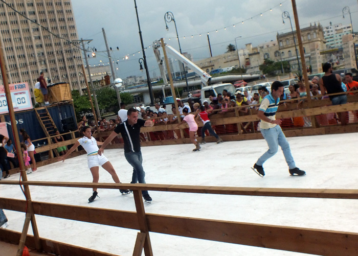 La pista de hielo, del norteamericano Duke Riley, ubicada en Malecón y Belascoaín. Foto: Abel Rojas Barallobre La pista de hielo, del norteamericano Duke Riley, ubicada en Malecón y Belascoaín. Foto: Abel Rojas Barallobre