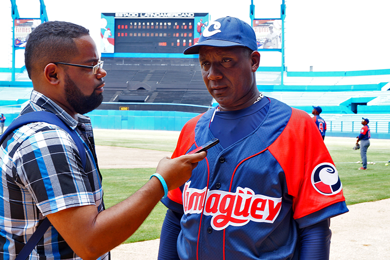 Yirsandy Rodr�guez toma declaraciones del manager de los Toros de Camag�ey en la 56 Serie Nacional de B�isbol, Orlando Gonz�lez. Foto:Sergei Montalvo