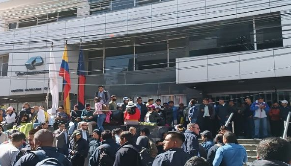 Ecuadorian oil workers protest for better salaries