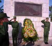 Una ofrenda floral en nombre del pueblo de Cuba fue colocada por el miembro del Buró Político del Partido Comunista (PCC), Misael Enamorado Dáger