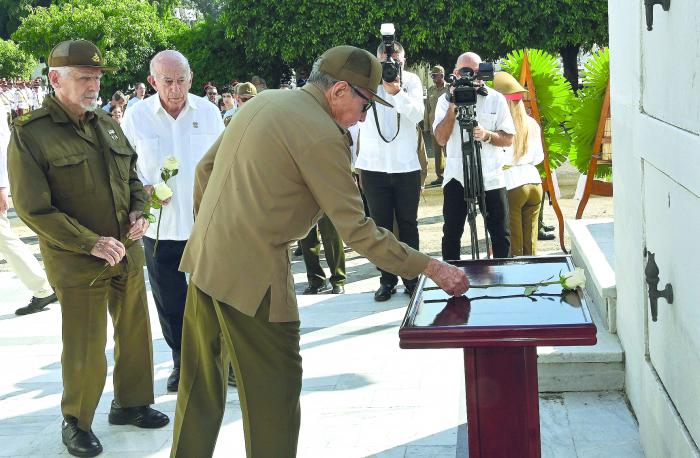 Homenaje de Raúl a Camacho